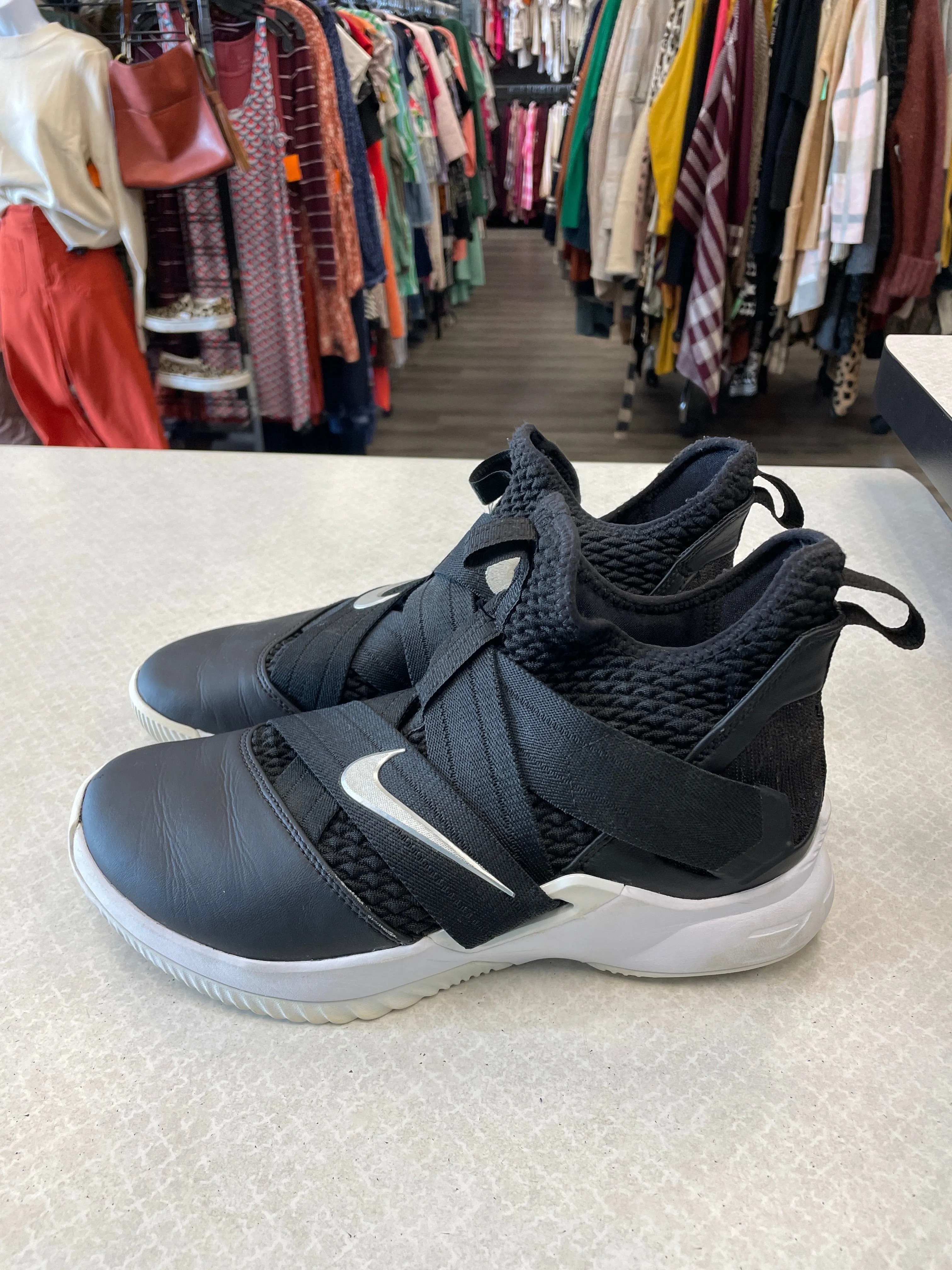 Shoes Athletic By Nike In Black & White, Size: 7.5