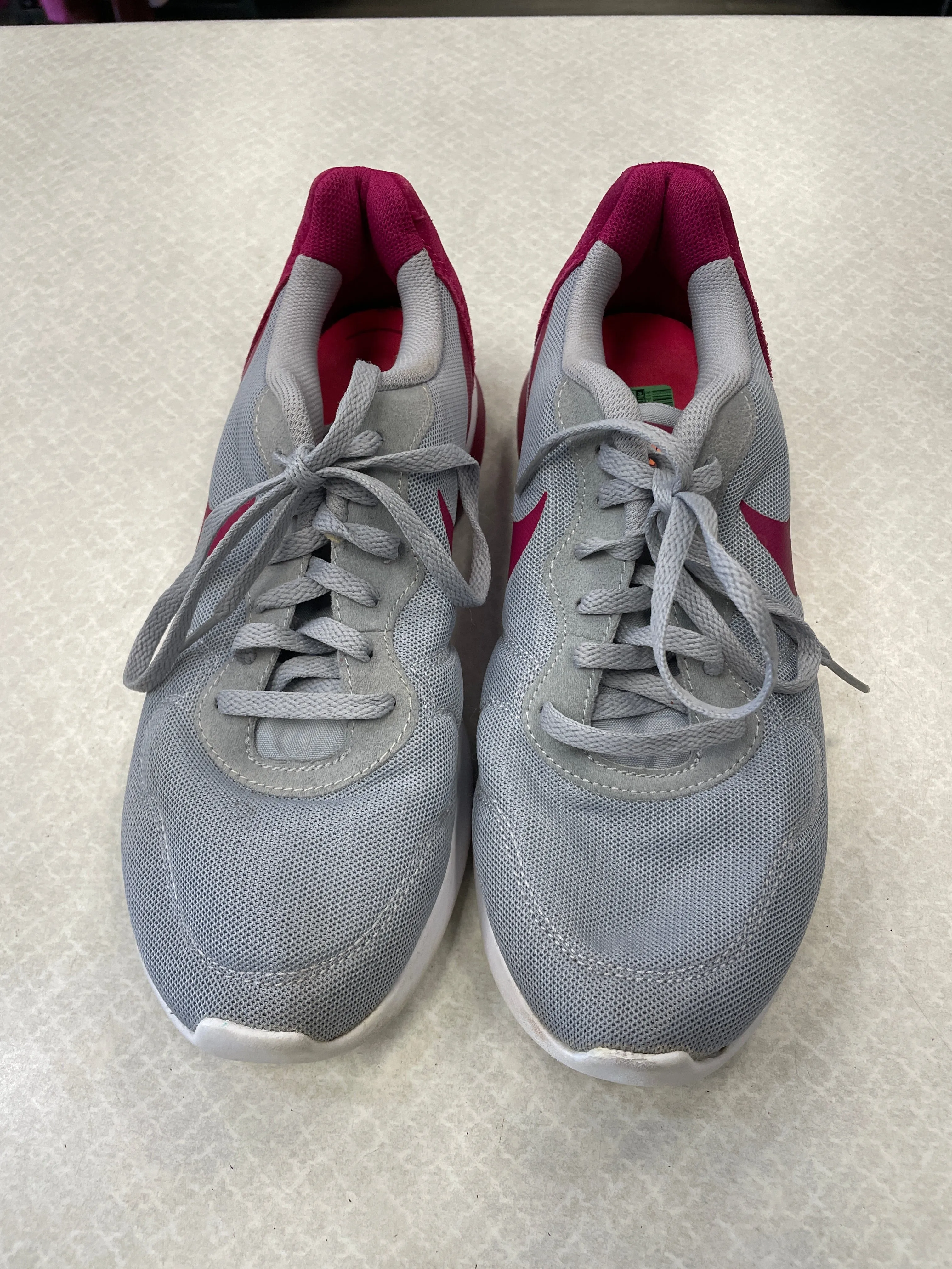 Shoes Athletic By Nike In Grey & Red, Size: 8.5