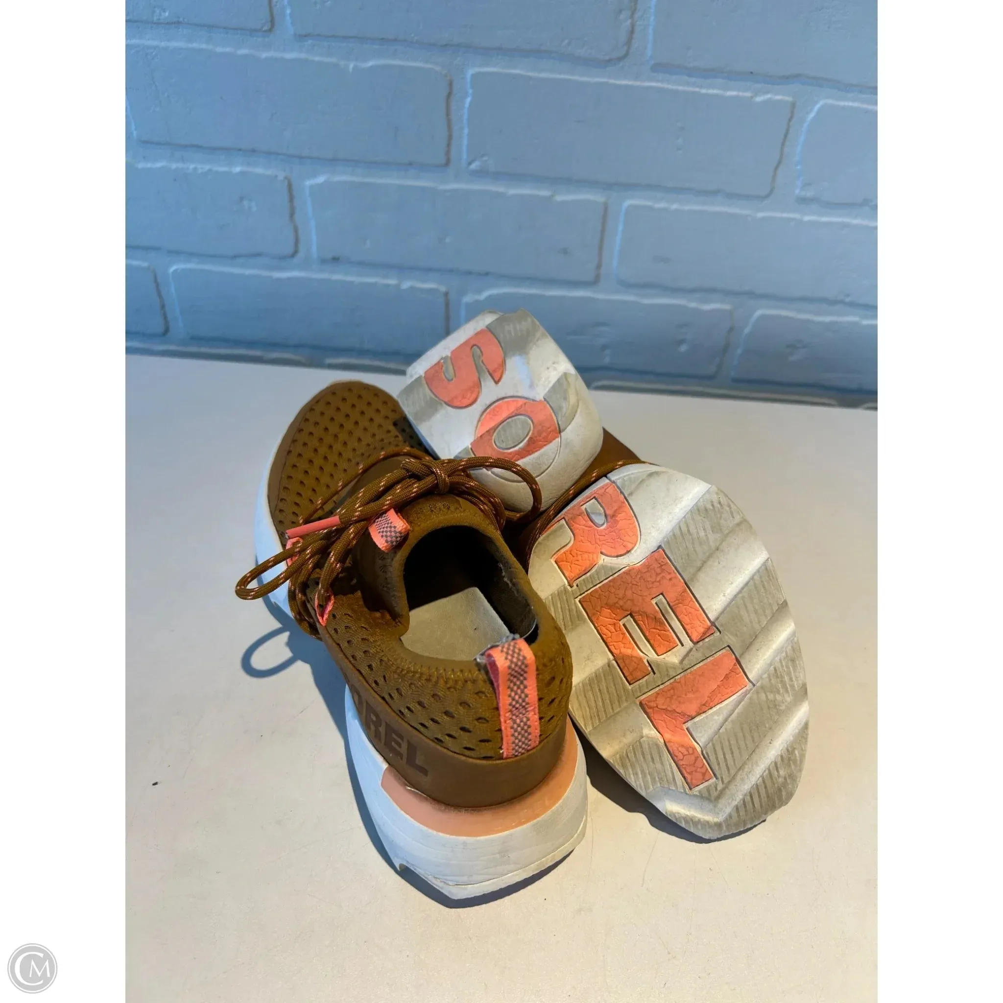 Shoes Athletic By Sorel In Gold & White, Size: 6.5