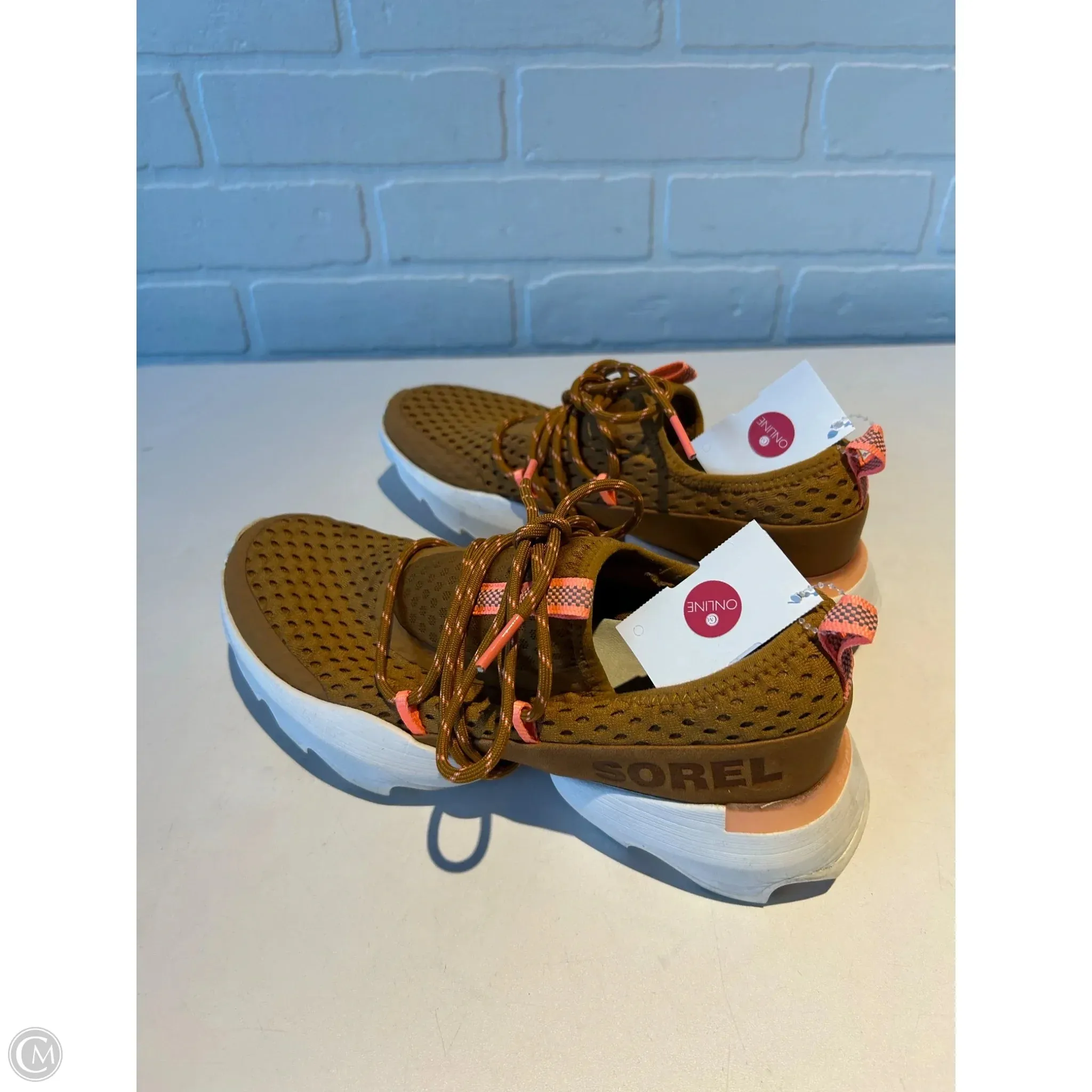 Shoes Athletic By Sorel In Gold & White, Size: 6.5