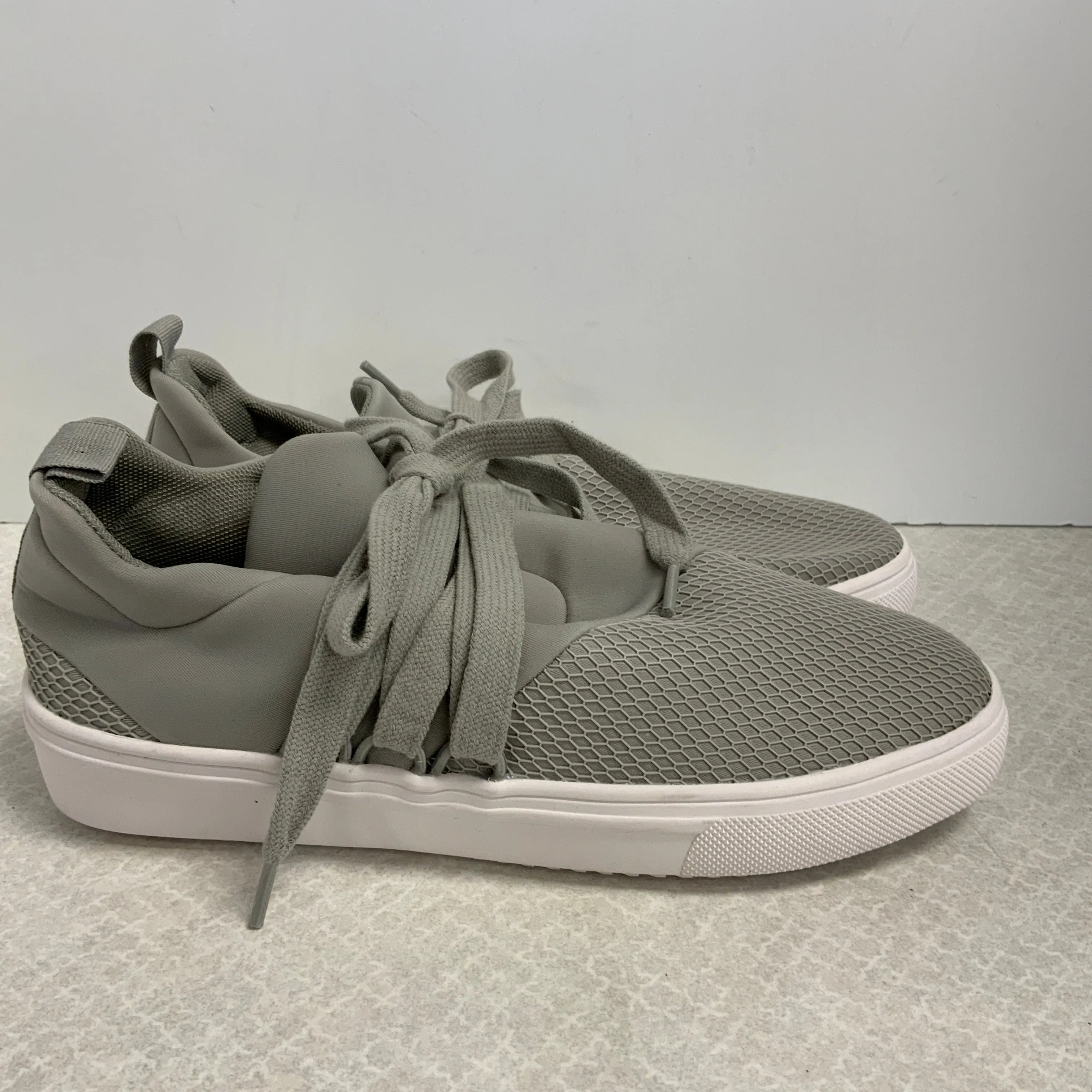 Shoes Athletic By Steve Madden In Grey, Size: 6.5